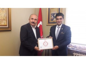 Yusufeli’nde yenilenen seçimi kazanan Eyüp Aytekin mazbatasını aldı