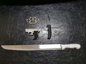 Şüpheli otomobilde döner bıçağı ve tabanca ele geçirildi