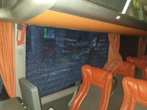 Seyir halindeki otobüse taş atıp camını kırdılar