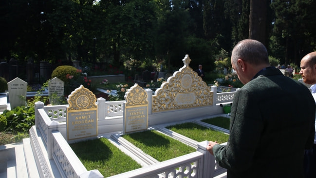 Anne ve babasına gitti... Erdoğan'dan kabir ziyareti!