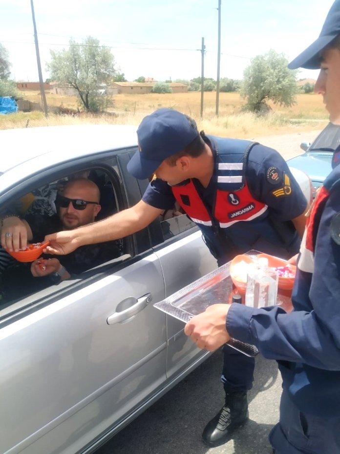 Jandarma vatandaşların bayramını kutladı