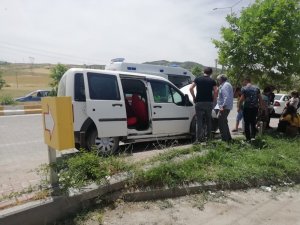 Hafif ticari araç kaldırıma çıktı