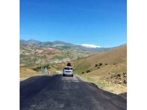 Otomobilin üzerinde akıl almaz yolculuk, yok artık dedirtti