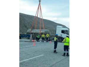Sülfürik asit yüklü tanker devrildi; kimyasal madde yola aktı