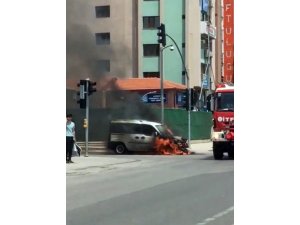 İzmit’te hafif ticari araç yandı