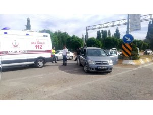 Gölbaşı’nda 2 otomobil çarpıştı