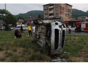 Otomobil ile hafif ticari aracın karıştığı kazada 2 kişi yaralandı
