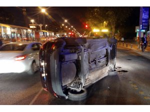 Kontrolden çıkan araç taksiye çarpıp yan yattı: 1 yaralı