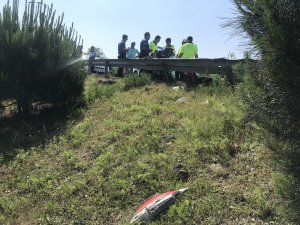 Kağıthane’de tur otobüsünün sıkıştırdığı motosikletli şarampole uçtu