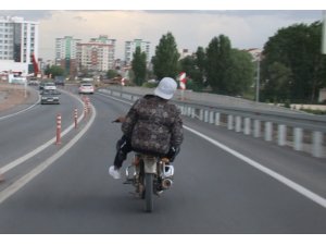 Seyir halindeki motosiklet üzerinde tehlikeli hareketler