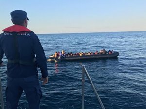 Edirne’de lastik botta 36 kaçak göçmen yakalandı