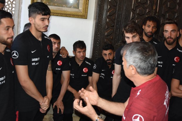 Şenol Güneş ve futbolcular Mevlana Müzesi'ni ziyaret etti