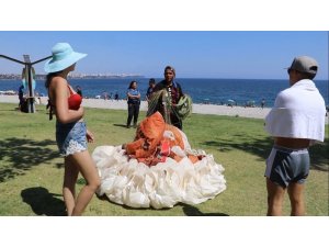 Paraşütün nemini alan gence, turistten zorda bırakan soru