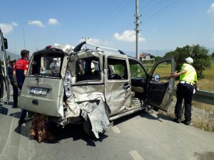 Yolcu midibüsü ile ticari araç çarpıştı: 3 yaralı