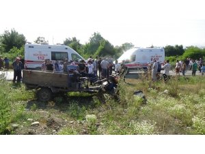 Tarım aracı takla atıp yol kenarına savruldu: 1 ölü, 4 yaralı