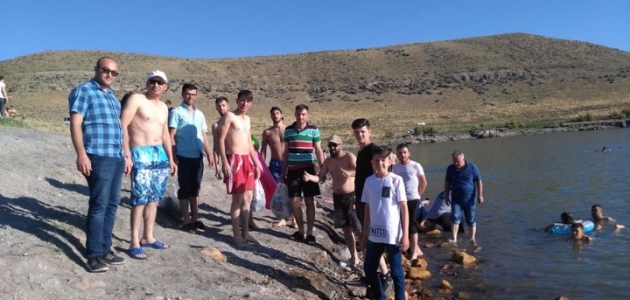 Vatandaşlar Acıgöl’de çevre temizliği yaptı