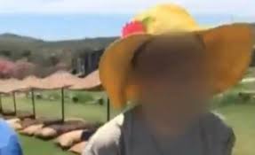 Alaçatı'da skandal... Başörtülü kadını plajdan kovdular...