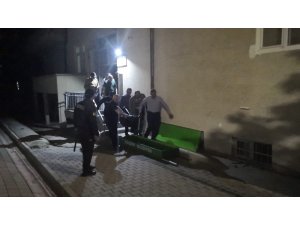 Ölüm asansör girişinde yakaladı
