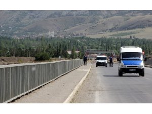 Köprüden Karasu Nehrine atlayan kadını boğulmaktan çoban kurtardı