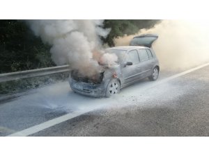 TEM Otoyolunda seyir halindeki otomobil alev alev yandı