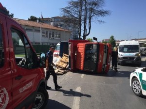 Fayans yüklü kamyonet devrildi: 1 yaralı