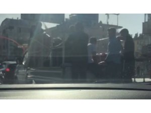 Nakliyat aracına tıka basa insan doldurup hayatlarını tehlikeye attı