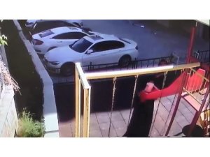 Denetimli serbestlikten yararlanıp dışarı çıktı, 5 yaşındaki kızın kolyesini gasp etti