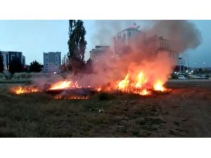 Boş arazide çıkan yangın paniğe neden oldu
