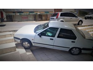 El freni çekilmeyi unutulan otomobil işyerine girdi