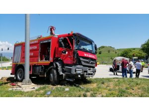 Yangına müdahaleye giden itfaiye ile otomobil çarpıştı: 4 yaralı