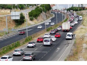Tatilciler karayolunu tıkadı