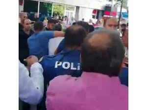 Polis tacizciyi linçten son anda kurtardı