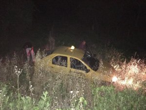 Manisa’da lastiği patlayan taksi tarlaya yuvarlandı