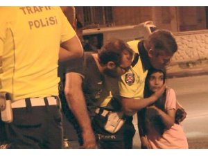 Kaza sonrasında korkan küçük kızı trafik polisi sakinleştirdi