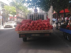 Kamyonet kabinin üzerindeki çocukla ilerledi