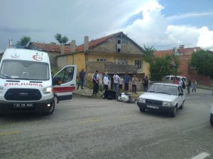 Otomobille motosikletli kurye çarpıştı: 1 yaralı