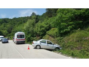 Önce bariyerlere sonra toprak zemine çarptı; 2 kişi yaralandı