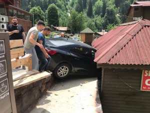 Ayder’de otomobil eve girdi