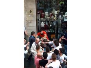 Linç edilmekten polis kurtarmıştı