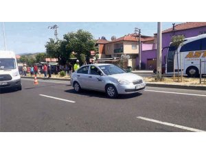 Yolun karşısına geçmek isterken canından oldu