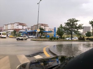 Ankara’da yağıştan kaynaklı su birikintisi diz boyunu geçti