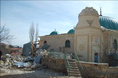 Rüzgar minareleri yıktı