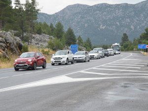 Antalya-Konya karayolunda kilometrelerce araç yoğunluğu