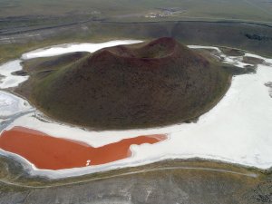 Meke Gölü kırmızıya büründü