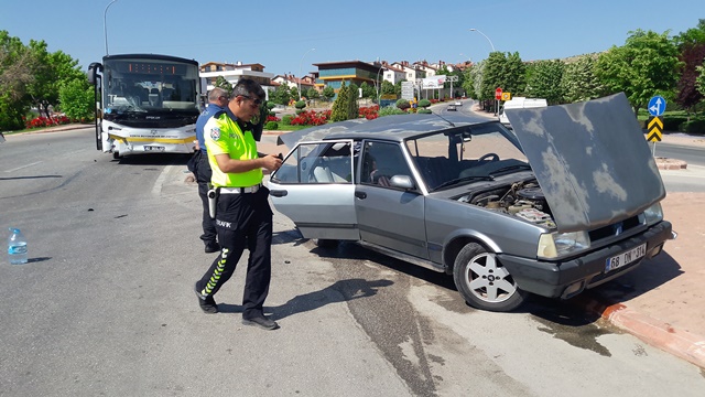 Otomobil ile otobüs çarpıştı: 1 ölü, 3 yaralı