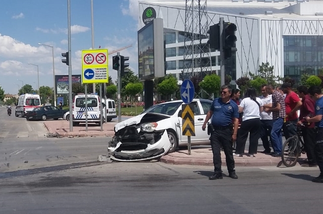 İki otomobil çarpıştı: 1 ölü, 3 yaralı
