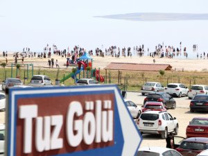 Tuz Gölü’nde çıplak ayakla yürüme turizmi sahilleri aratmıyor