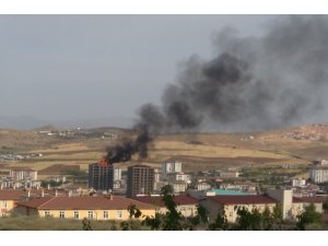 17 katlı inşaatın çatısında yangın