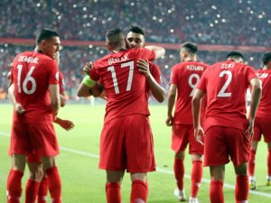 A Milli Futbol Takımı'nın Fransa zaferi için tebrik yağdı