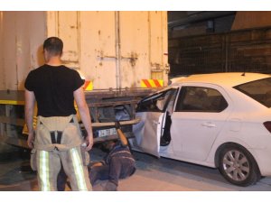 Otomobil park halindeki kamyonun altına girdi: 1 yaralı